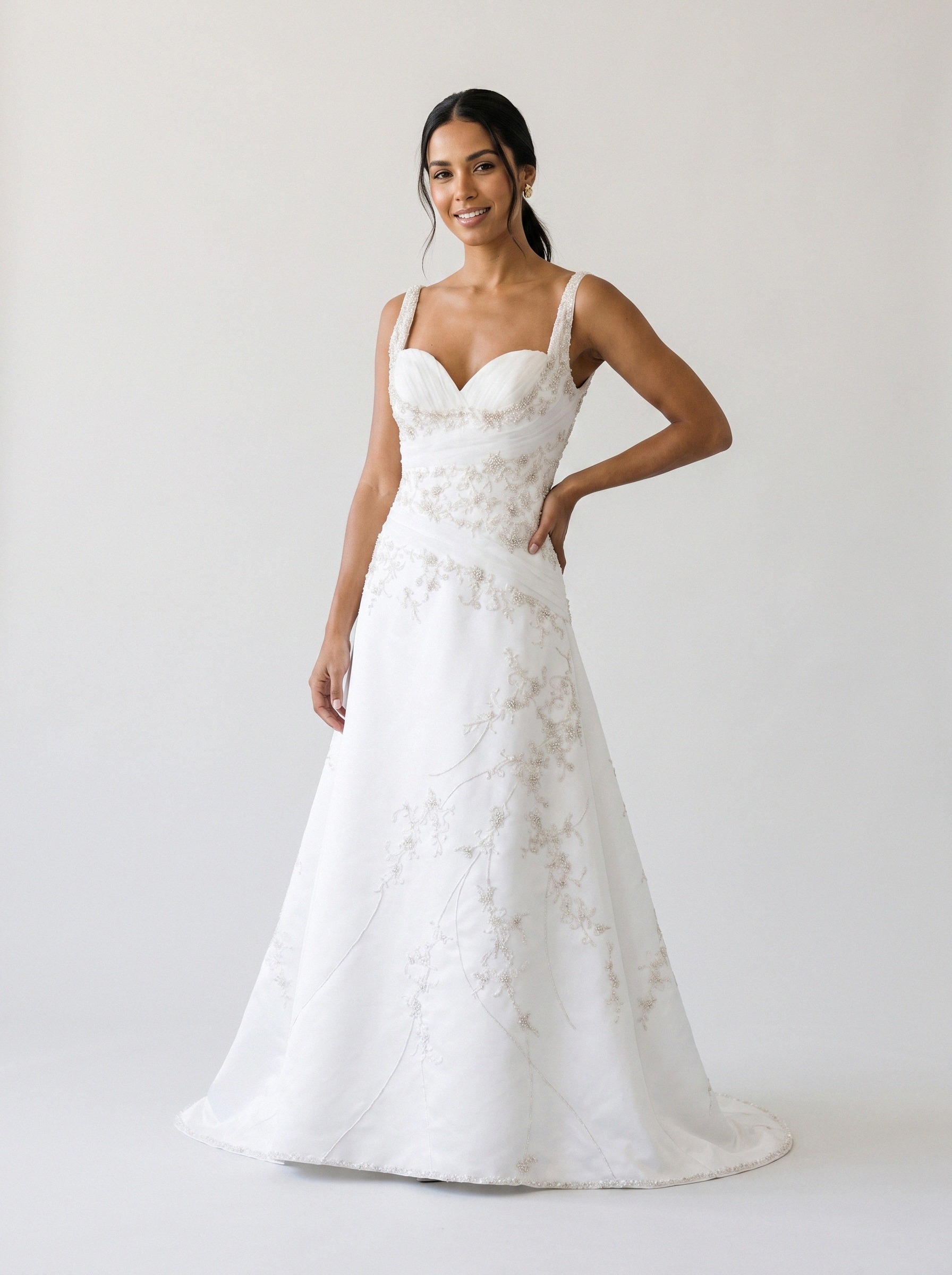 Vestido de noiva corte A bordado alça larga da Koisa Linda