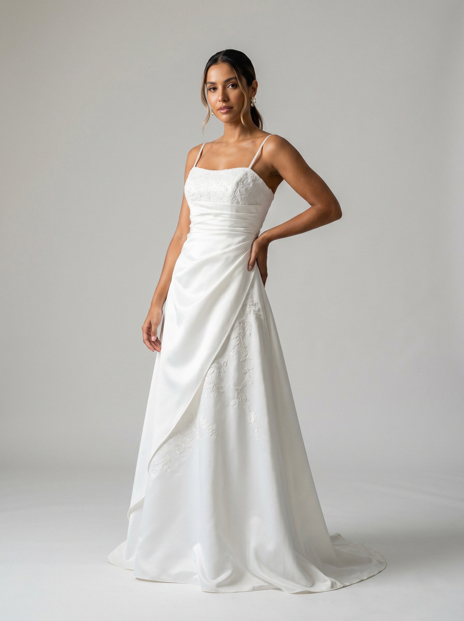 Vestido de noiva corte A de cetim alça fina da Koisa Linda